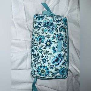 Vera Bradley crossbody in Cloud Vine